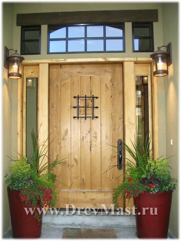 Деревянная дверь, стилизованная под старину